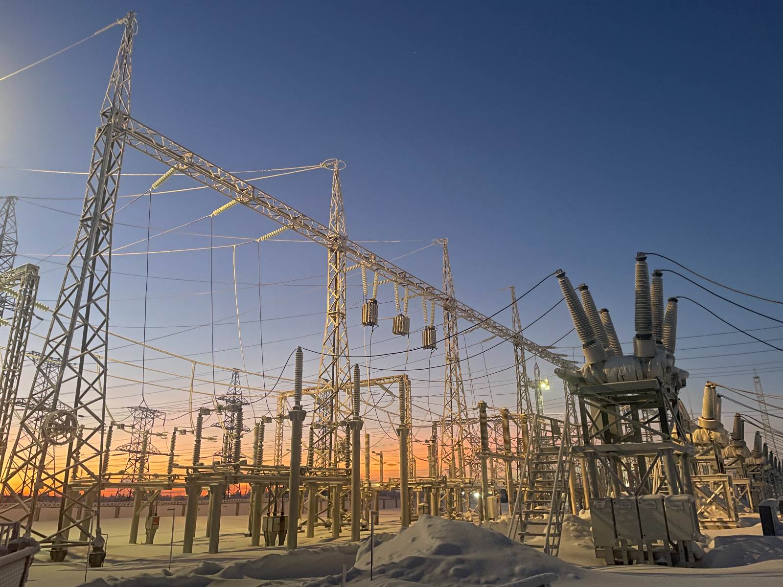 Высковольтный выключатель зимой